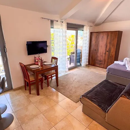 Qumi Apartments Tivat Exterior photo