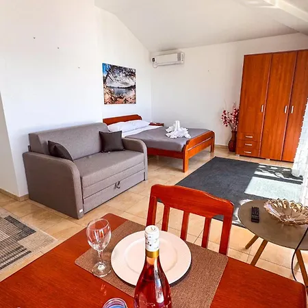Qumi Apartments Tivat Exterior photo