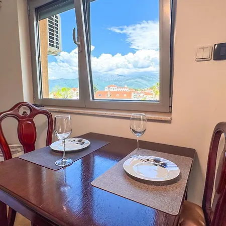 Qumi Apartments Tivat Exterior photo